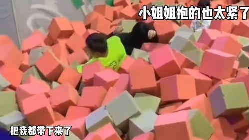 网红蹦床搞笑版视频,翻车现场笑料百出，网友直呼“太欢乐”