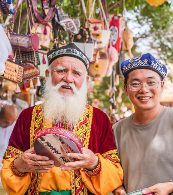 网红老爷爷的脸谱,岁月痕迹下的魅力脸谱