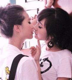 明星亲吻女明星,浪漫亲吻瞬间捕捉